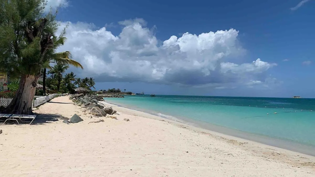 Caribbean Living Cottage Near Beach Dickenson Bay