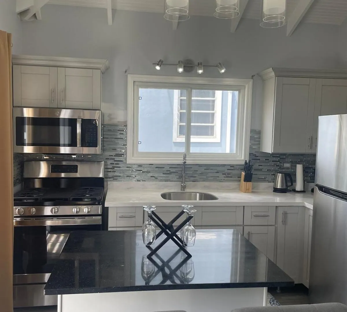 Caribbean Living Cottage Near Beach location