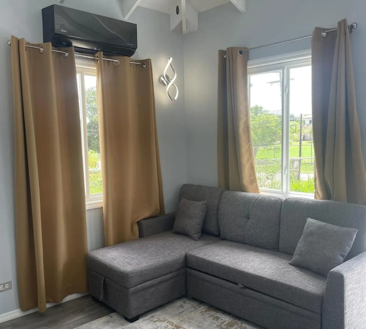 Caribbean Living Cottage Near Beach Dickenson Bay